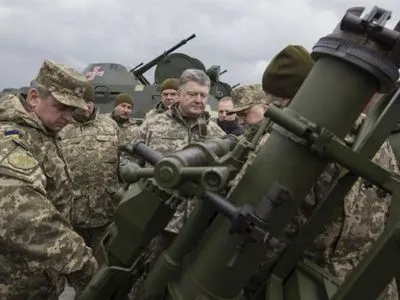П.Порошенко показав нове ракетне озброєння для Військово-повітряних сил