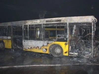 Автопарк горел в Киеве: три автобуса сгорели, еще три - повреждены