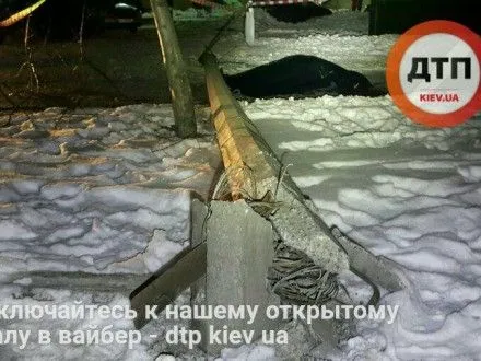 Снігоприбиральна машина зачепила стовп, який збив людину на смерть у Києві