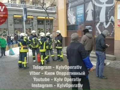 Пожежники вже більше години не можуть розпочати гасіння пожежі на Бесарабському ринку – ДСНС Києва