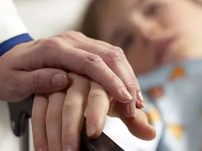 Трирічний малюк отруївся ліками брата на Донеччині і потрапив до реанімації