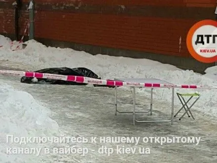 В Киеве женщина выбросила из окна 7 этажа ребенка и совершила суицид