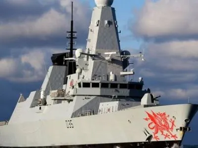 Британский военный корабль спас яхту в Атлантике
