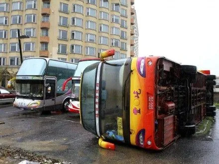 Автобус перевернулся на Тайване, есть жертвы