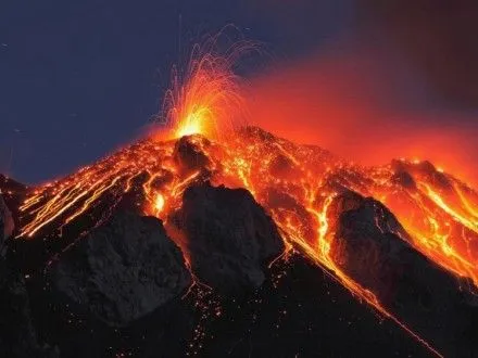 Вчені виявили ознаки пробудження потужного вулкану, що загрожує Європі