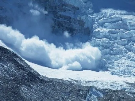 В результате схода лавины на горнолыжном курорте Франции погибли четыре человека
