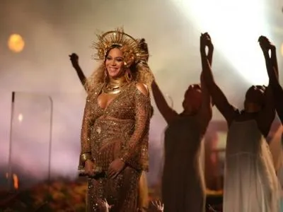 Беременная Beyonce выступила на 59-й церемонии Grammy