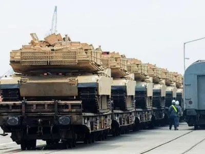 Американские танки доставлены на военную базу в Румынии