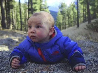 У National Geographic зняли жартівливий ролик про немовлят-скелелазів