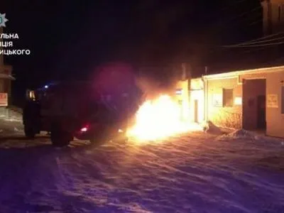 Автомобиль загорелся на улице в Кропивницком