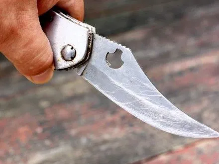 Правоохоронці затримали злочинця, що з ножем напав на чоловіка