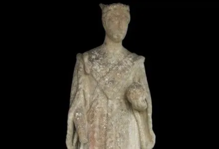 Пропавшую 100 лет назад статую королевы Виктории нашли в одном из дворов Великобритании