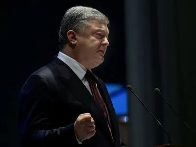 П.Порошенко пообіцяв знайти оптимальні шляхи для припинення блокади на Донбасі