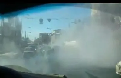Трубу с горячей водой прорвало на Подоле в Киеве