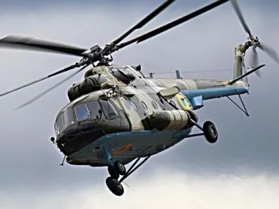 "Заблукалий" військовий вертоліт сів на автотрасу в Казахстані