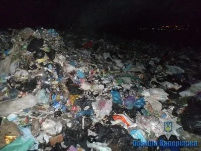 Запорожские полицейские начали производство в отношении загрязнения территории неизвестным мусором