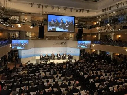 В рамках Мюнхенской  конференции безопасности началась подиумная дискуссия с участием П.Порошенко