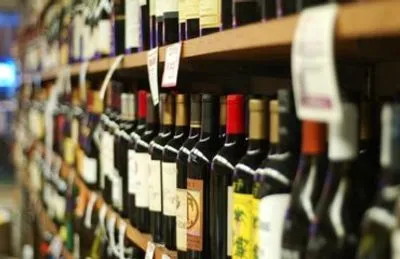 Піднімаючи акцизи на алкоголь, держава збільшує заробіток нелегалів — експерт