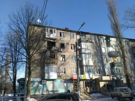 После обстрела боевиков пятиэтажка в Авдеевке оказалась под угрозой разрушения