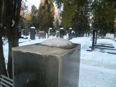 Киевлянин похитил бронзовые бюсты с военного кладбища