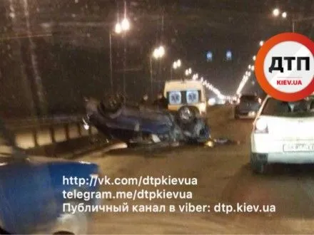 ДТП в Киеве: перевернулся легковой автомобиль, есть пострадавшие