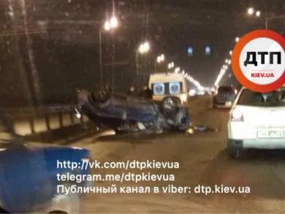 ДТП в Киеве: перевернулся легковой автомобиль, есть пострадавшие