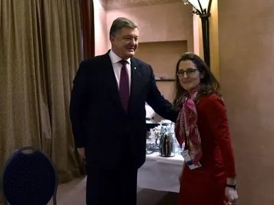 П.Порошенко провів переговори з головою МЗС Канади українською мовою
