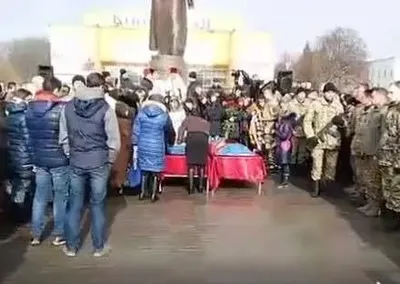 Полтысячи жителей Ровно пришли проститься с погибшим солдатом
