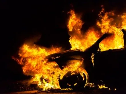Тіло людини виявили в палаючій автівці у Вінниці