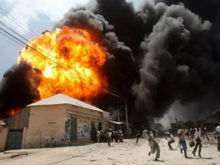 По меньшей мере 14 человек погибли в результате взрыва бомбы в Сомали