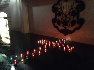 Хрест із лампадок запалили у пам′ять про Героїв Небесної Сотні в Ужгороді