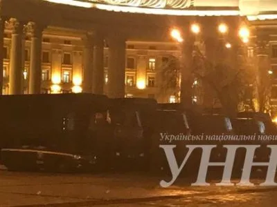 У Києві до Михайлівського собору підігнали автозаки