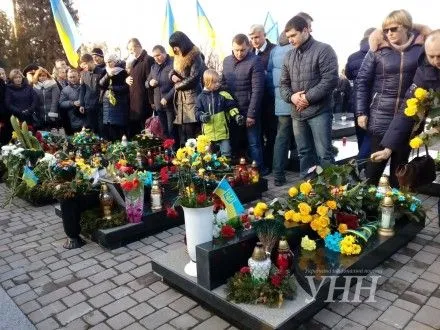Героев Небесной сотни почтили во Львове на Лычаковском кладбище