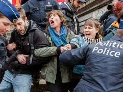М.Пенса в Брюсселе встретили протестами