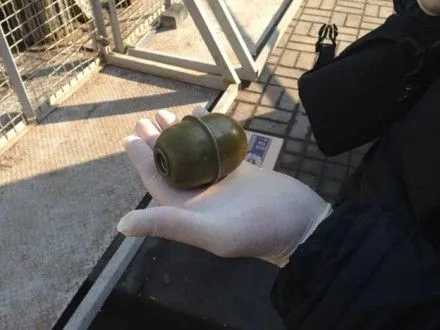 politsiya-opublikuvala-foto-z-mistsya-zatrimannya-cholovika-z-granatoyu-u-kiyevi