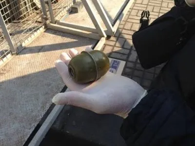 Полиция опубликовала фото с места задержания мужчины с гранатой в Киеве
