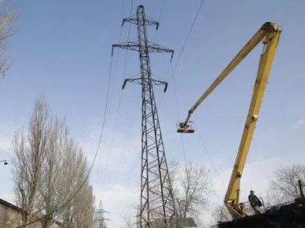 Ремонтники восстановили поврежденную электроопору вблизи Авдеевки