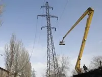 Ремонтники восстановили поврежденную электроопору вблизи Авдеевки