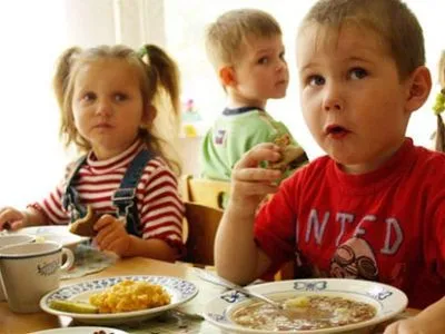 Школьников  города Вараш в Ровенской области прекратили кормить
