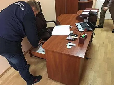 Директора комунального підприємства викрили на хабарі на Дніпропетровщині