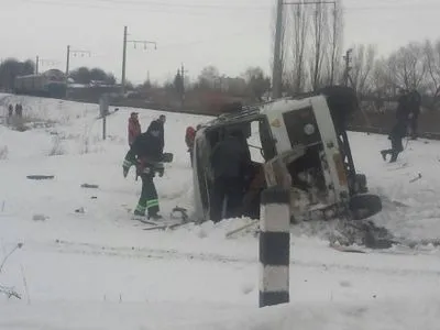 Внаслідок зіткнення електропоїзда та автобуса на Вінничині загинув чоловік