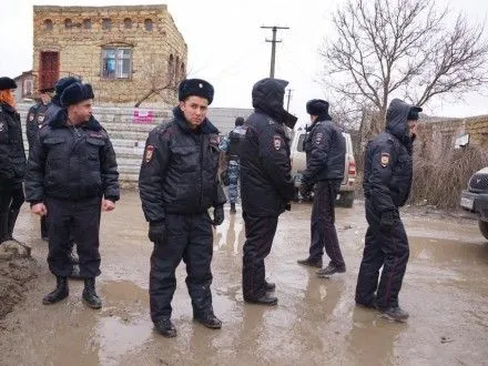 Около 20 активистов задержали в Крыму