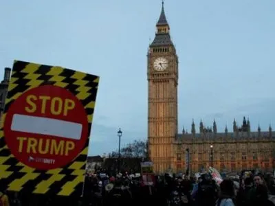 В Великобритании тысячи людей протестовали против визита Д.Трампа в страну