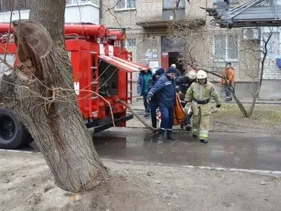 В Николаеве пожарный спас пожилую женщину, которая почти выпала с балкона