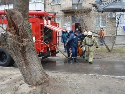 В Николаеве пожарный спас пожилую женщину, которая почти выпала с балкона