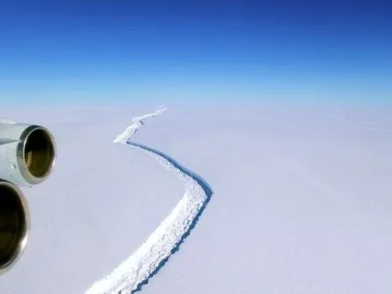 Огромную трещину на леднике Ларсена сняли с самолета