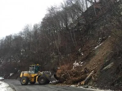 Из-за оползня в Закарпатской области частично перекрыта дорога государственного значения
