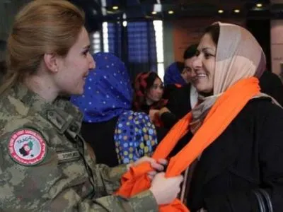 Турецким женщинам-офицерам разрешили носить мусульманские платки