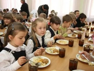 Родители предлагают ввести механизм досрочного расторжения договоров на поставку школьного питания - ОО
