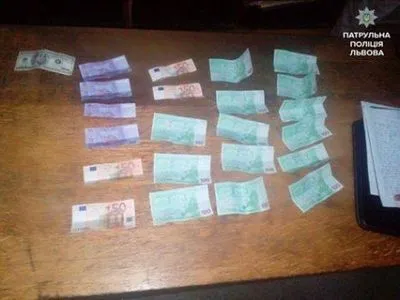 Львівські поліцейські вилучили у чоловіка чималу суму фальшивих грошей